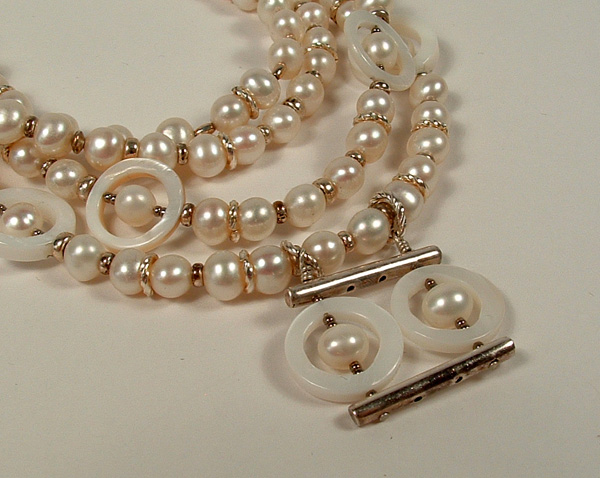 Pearl necklace with dangle