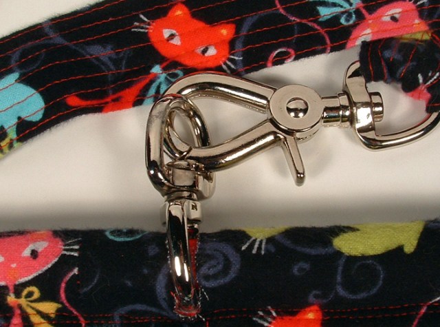 Photo of handle and hardware at the top of the bag.